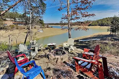 Image de Lakefront Retreat with 8 Acres, Firepit, Hot Tub + Fantastic Entertainment Room!