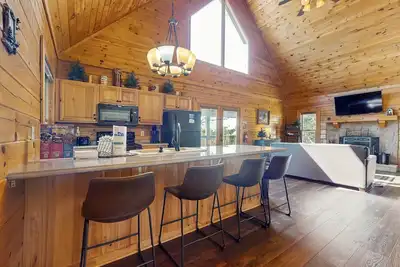 Image de Adorable cabin with beautiful views, hot tub, community pool, and Wi-Fi