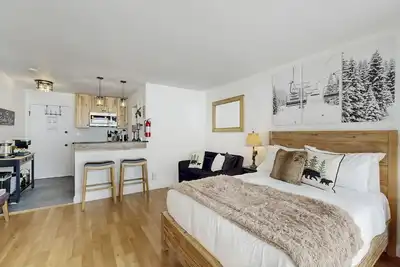 Image de Cozy studio condo with kitchenette, deck, WiFi, & nearby activities