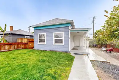 Image de Sweet beach home just blocks to the sand - outdoor patio & yard for relaxing!