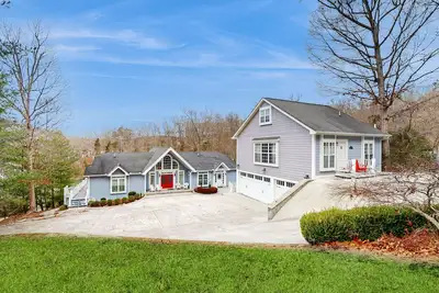 Image de Luxurious Lake Norris Lakefront w/ Private Dock, Slide, Fire Pit, Game Room