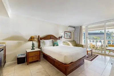 Image de Third floor resort studio - ocean-view lanai - steps to beachside pool, hot tub