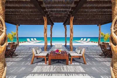 Image de Sleeps 18! 3 pools! 2 Villas, whole property\nOceanfront! Concierge, housekeeping