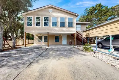 Image de Dog-friendly coastal home with large yard and close to beach