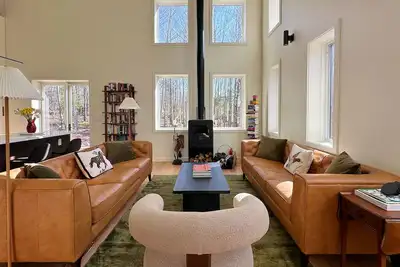 Image de Architect-Design Cabin in the Woods + Fireplace, Fully-Stocked Kitchen