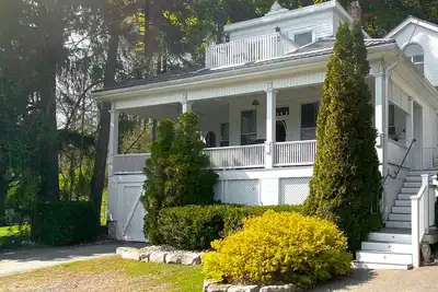 Image de Heritage style cottage with lake view, perfect porch for family gatherings.