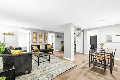 Image de First floor apartment conveniently located near Ferndale and Expressways