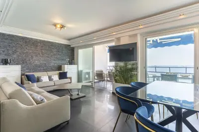 Image de Appartement spacieux avec vue sur mer à Antibes.