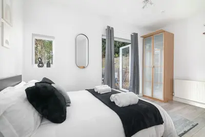 Image de Charming 3-bedroom house in serene Edgware