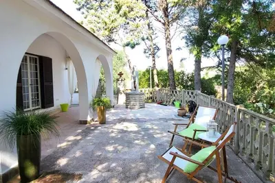 Image de Country villa surrounded by greenery just minutes from downtown and the sea.