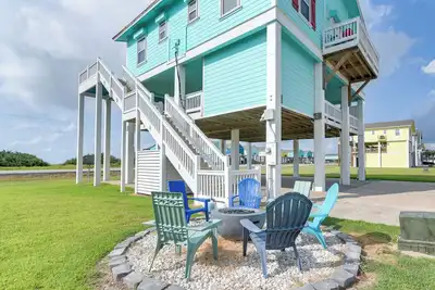 Image de Walk to Beach: Home w/ Hot Tub & Deck in Gilchrist