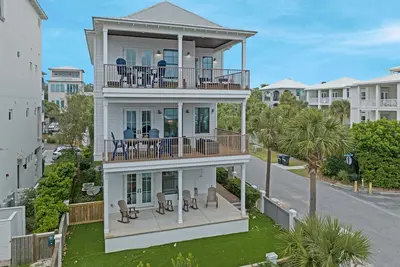 Image de Pet Friendly Gulf View Home | 300 ft to Private Beach | Community Pool & 7 Bikes