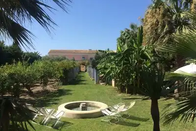Image de Nineteenth-century house with adjoining historic garden on the Stagnone of Marsala