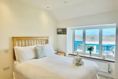 Image de Pass the Keys | Stylish Mumbles Getaway-Parking, Heart of Village