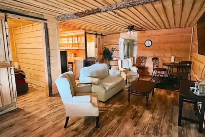 Image de Tranquility Awaits at Birch Glen Lodge with a Cozy Balcony
