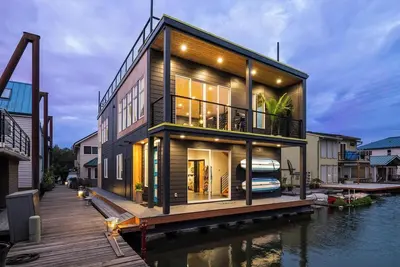 Stunning Floating Home on the Willamette River!