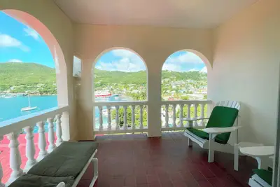 Image de Harbourview Apartments – Where Breathtaking Views Meet Island Comfort.