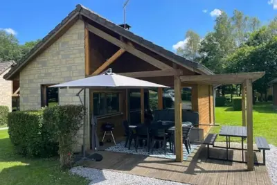 Image de Joli chalet dans un domaine familial et piscine