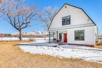 Image de Patio & Mountain Views: Farmhouse in Mancos!