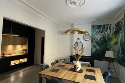 Image de Villa proche de la gare avec piscine chauffée couverte et espace extérieur