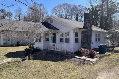 Image de Brevard Bungalow-Charming 2-bedroom, 2-bath house in lovely downtown Brevard