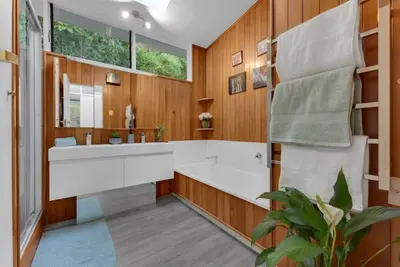 Image de Tranquil Retreat in Nature's Embrace