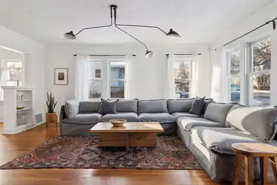 Image de Linden Hills Edina. Remolded Home Near the Lakes. King Bed. Sleeps 10.