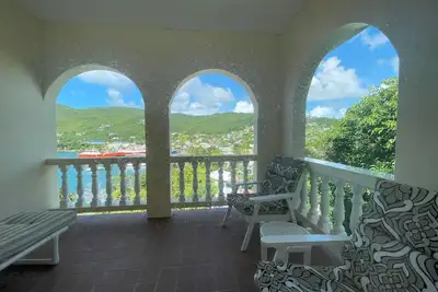 Image de Harbourview Apartments – Where Breathtaking Views Meet Island Comfort.
