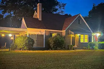 Image de This quaint & charming home is located in the town of Denmark, South Carolina!
