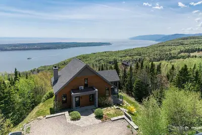 Image de Chalet La Panoramique: Raffinement, Vue Imprenable sur le Fleuve Saint-Laurent & Spa