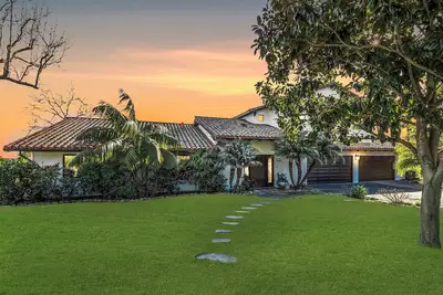 Image de Luxury Home Atop the Hills