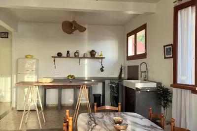 Image de Maison de ville perchée au dessus du marché! \nImmersion au coeur de St Pierre.