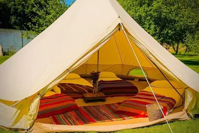 Image de Spacious Bell Tent Nestled in Our Orchard Field at Edinburgh Festival Glamping!