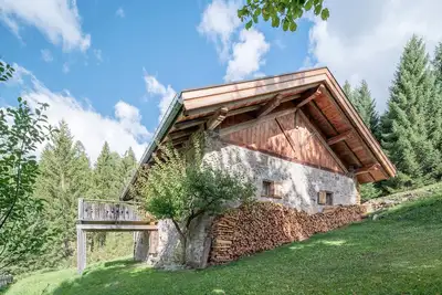 Image de Cabane \"Baita El Deroch - Bellamonte\" avec vue sur montagne, terrasse privée et jardin privé
