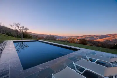 Image de Villa 'Le Rondini' avec vue sur les montagnes, piscine privée et Wi-Fi