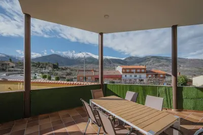Image de El Encanto del Alberche 'Casa 1' avec vue sur les montagnes, piscine partagée et Wi-Fi