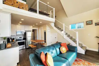 Image de Ocean View! Charming Home with Loft, Sleeps 6! Dog Friendly!