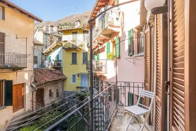 Image de Period house of 125 square meters located on three floors with independent entrance (No elevator), able to comfortably accommodate up to 6 people. The accommodation is located in the heart of Colonno, a characteristic medieval village of Lariano. The
