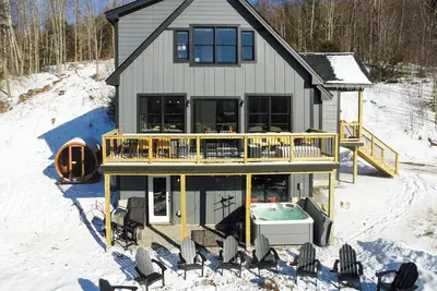 Image de Sauna, Hot Tub, Game Room & Mountain Views