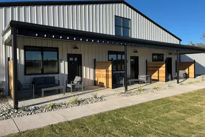Image de 8 Private Bungalow Suites @ Barndo Bungalows in Granbury, Tx! Sleeps 26