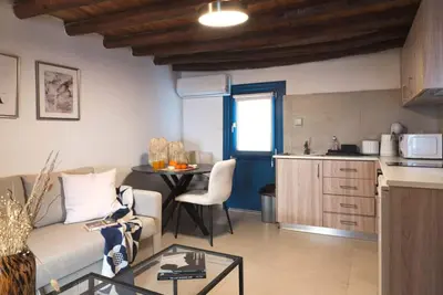 Image de A Charming Self-Contained Suite Overlooking a Tranquil Courtyard