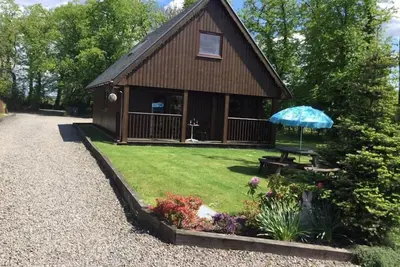 Image de 3 bedroom luxury lodge in a countryside location with a private hot tub, large gardens and private p