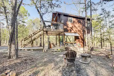 Image de 'Bluebird Treehouse' Near Kiamichi Mtns w/ Hot Tub