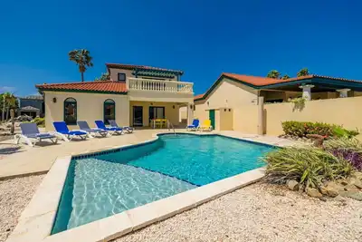 Image de 4br Elegant Villa with Stunning Pool by Bocobay