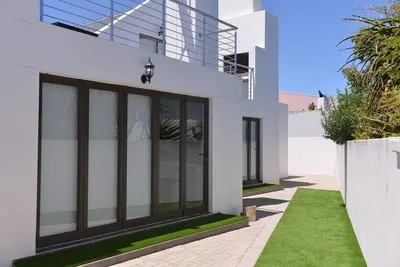 Image de Pelican Cove est une maison de vacances moderne de 4 chambres à Langebaan avec quelques vues sur la mer