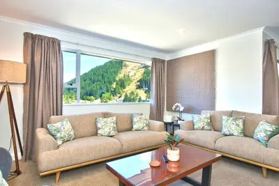 Image de Panoramic Lake & Mountain Views. Central Queenstown! Luxury Townhouse w/parking