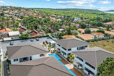 Image de Luxurious new apartment with tropical garden and swimming pool