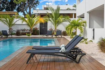 Image de Luxurious new apartment with tropical garden and swimming pool