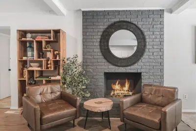 Image de Spacious Modern Retreat Near Plaza District | Laundry Room & Pool Table #08