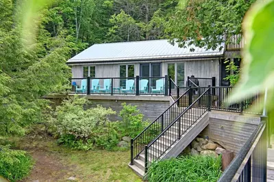Image de 5 Bedroom Cottage on Lake Rosseau | Boathouse, Water Toys and Sandy Beach